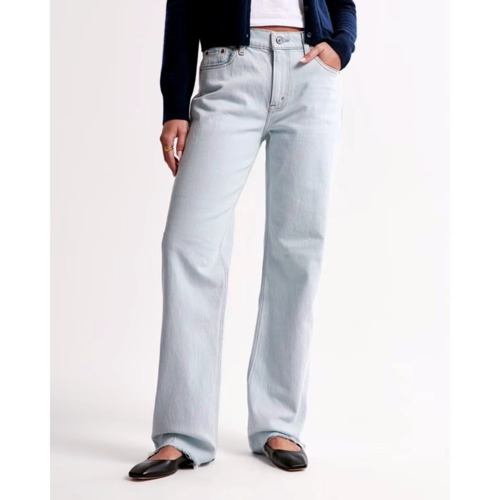 ABERCROMBIE The Baggy Low Rise Jean in Light Blue 28/6R